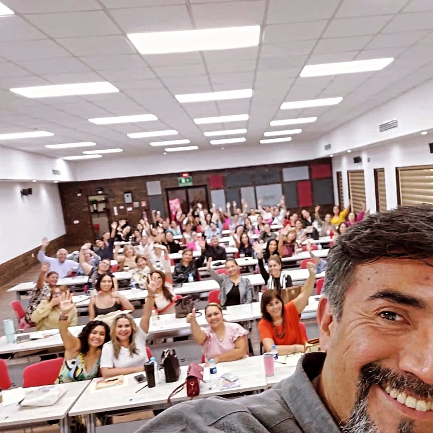 Dr. Alex Zamarripa con una audiencia al finalizar una formación