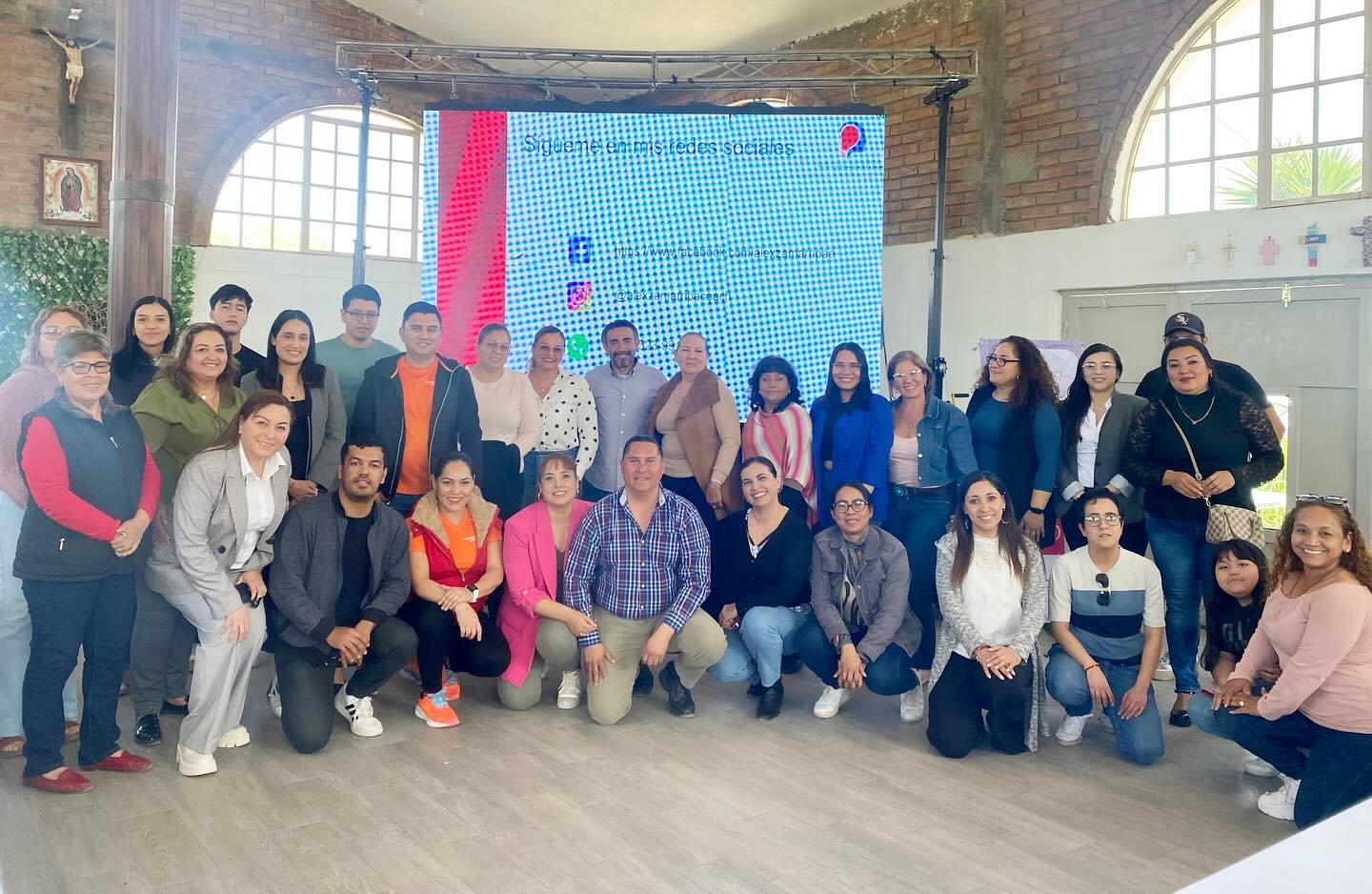 Dr. Alex Zamarripa con participantes de un encuentro formativo