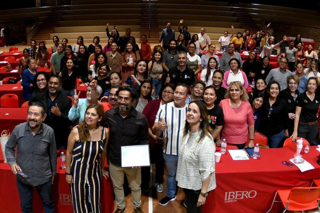 Dr. Alex Zamarripa con participantes en la Universidad Iberoamericana Campus Laguna