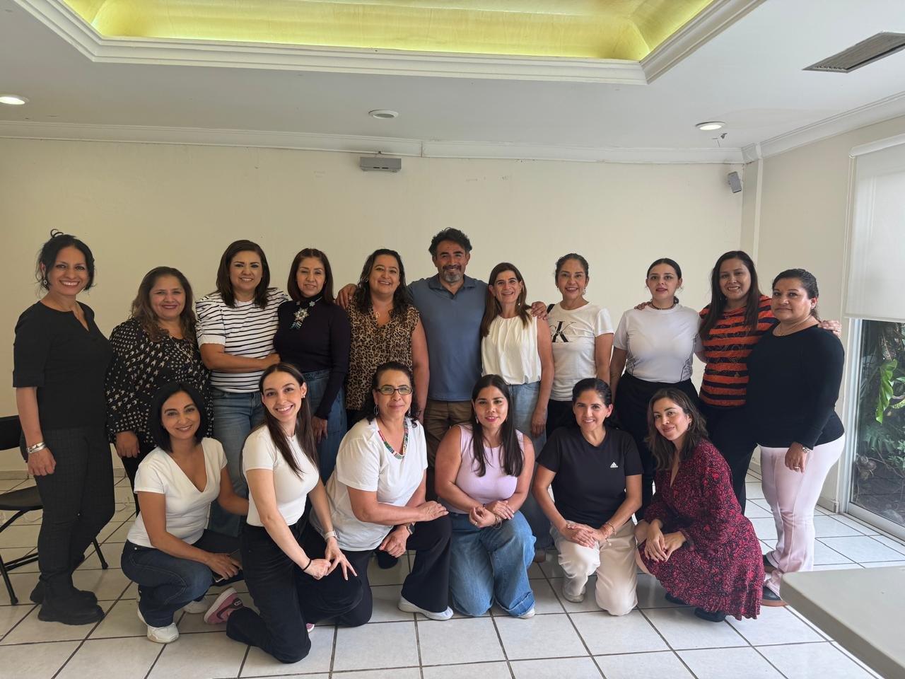 Dr. Alex Zamarripa con participantes de un taller en Morelia